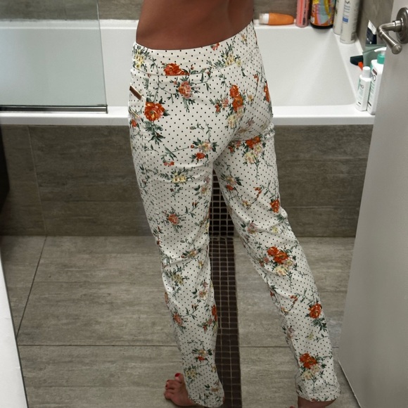 Dolce & Gabbana Vintage White Floral Cotton Pants, Size 26 / IT 40 - Picture 7 of 10